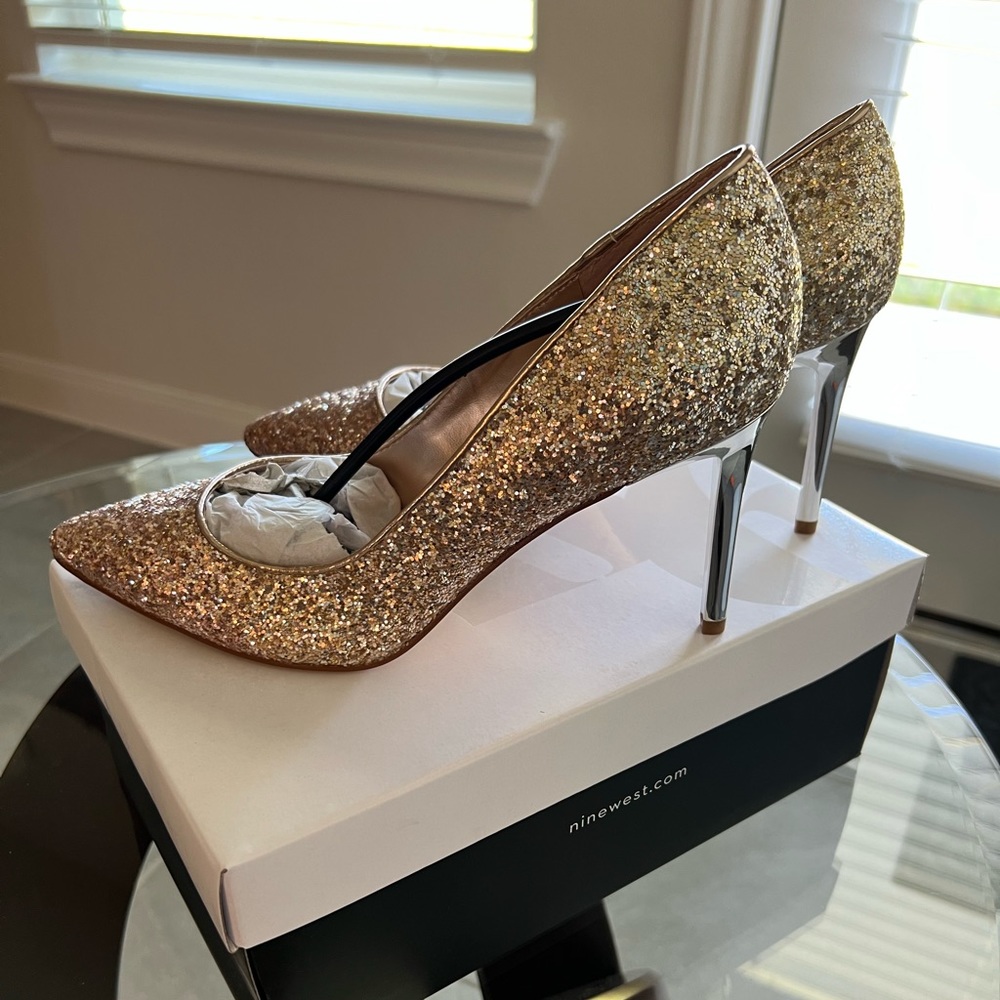 Brand new Ezra pumps in gold sequins from Nine West. Size 9